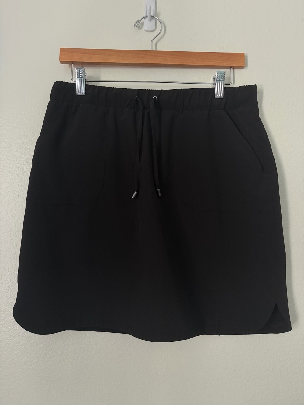 Chicos Zenergy Skirt Black Sz 0 (small 4) Front Pockets Zip Back Pocket Pull-on
